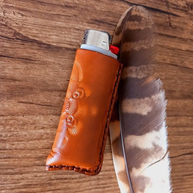 Etui à briquet repoussé