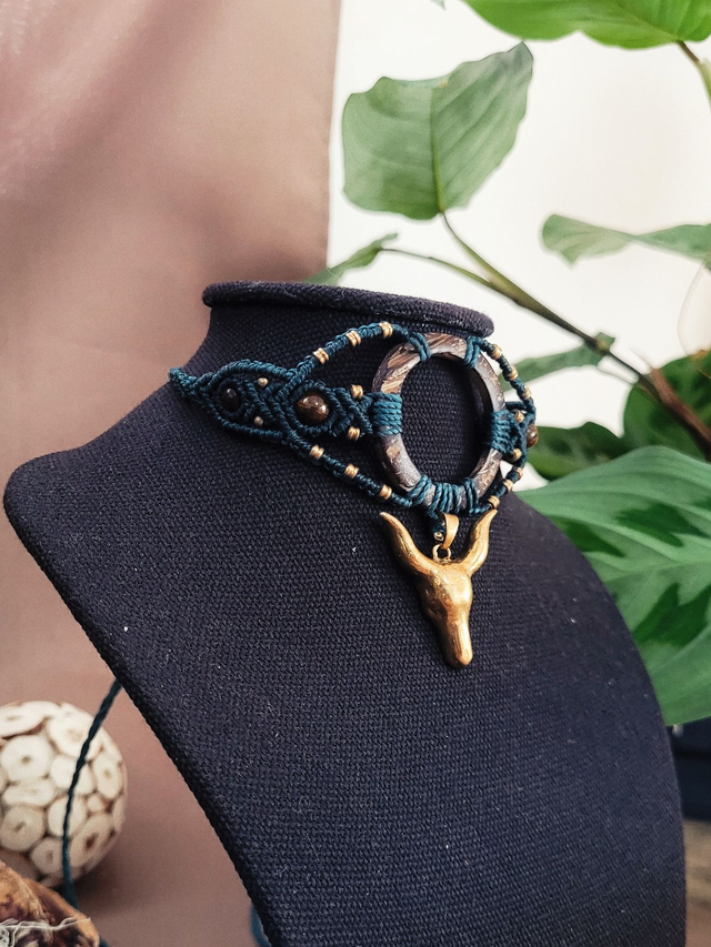 Ras de cou micro-macramé – rond de noix de coco &amp; tête de taureau