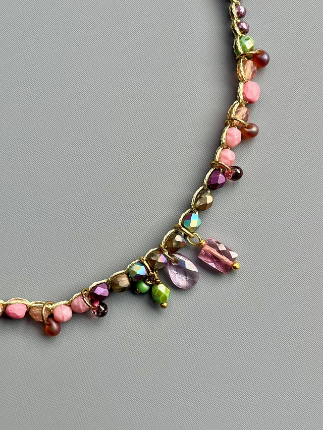 Collier en crochet rose à breloques multicolores et tourmaline