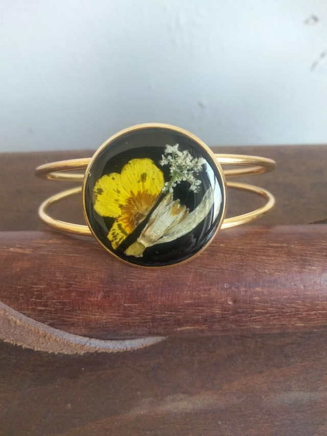 Bracelet manchette réglable couleur or avec insertion de fleurs séchées 