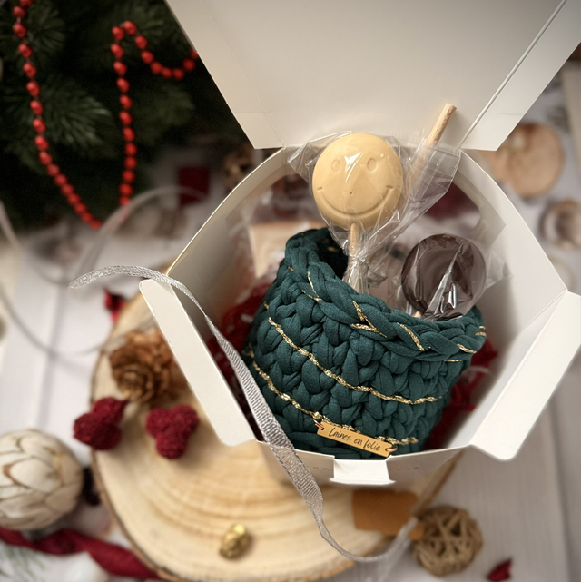 Petit panier vert sapin avec douceurs chocolatées