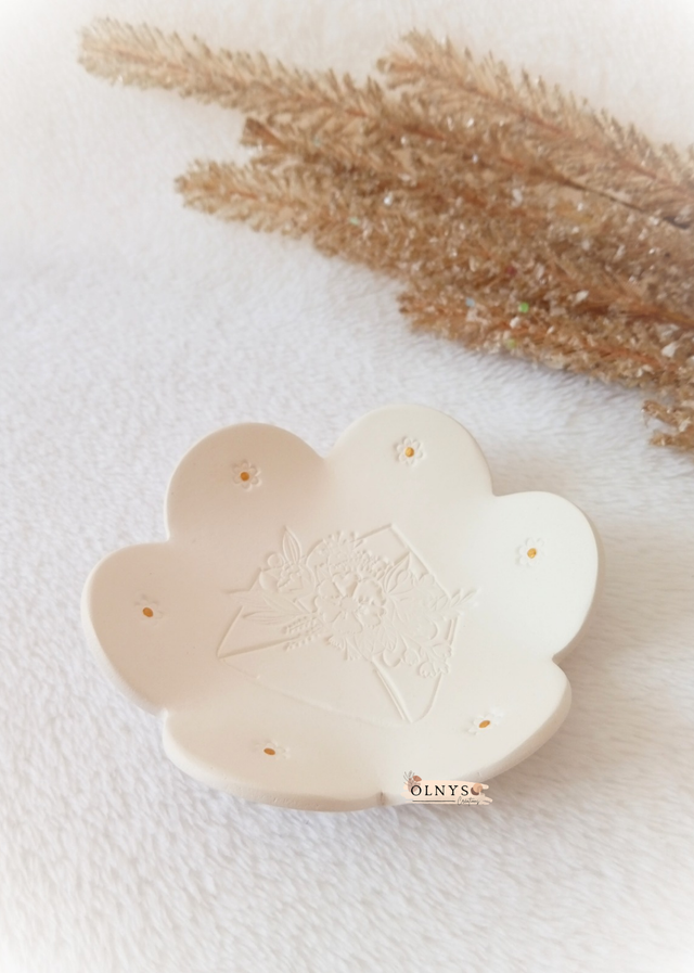 Coupelle porte bijoux en argile avec motif enveloppe fleurie
