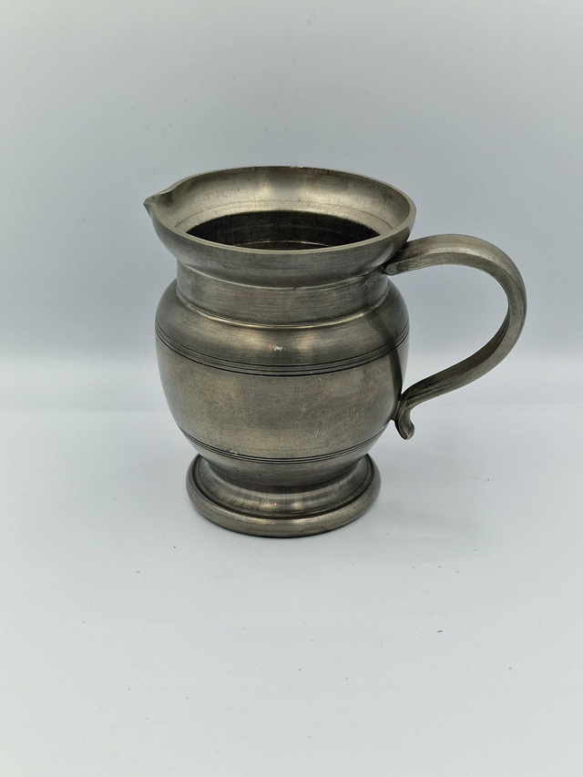 Petit pichet etain GL Deposé