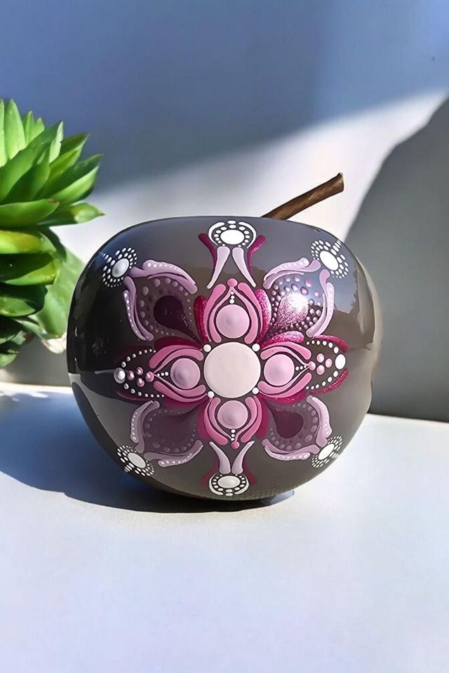 Pomme décorative mandala rose, fuchsia &amp; violet – Peinte à la main