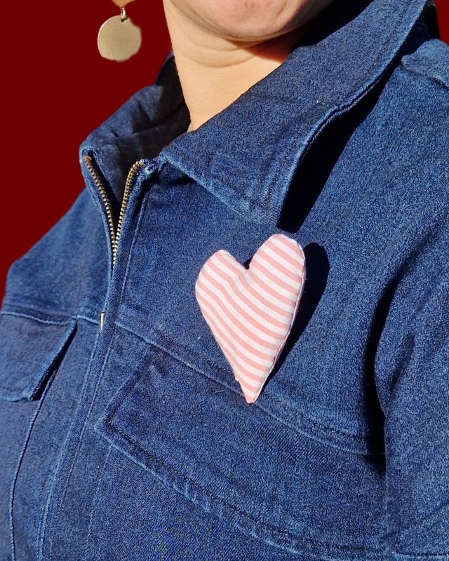 Broche upcyclée cœur rayée rose et blanche