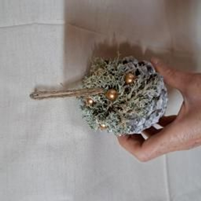 Magie de Noël: Décoration suspendue en pomme de pin naturelle