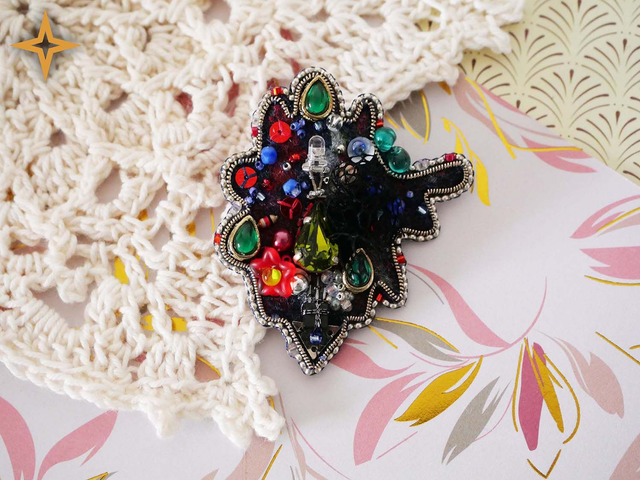 + Mascarade (Broche brodée main) +