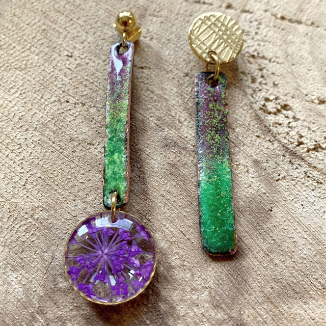 Funky Pop : boucles d'oreilles asymétriques (dorées) - Pièce Unique
