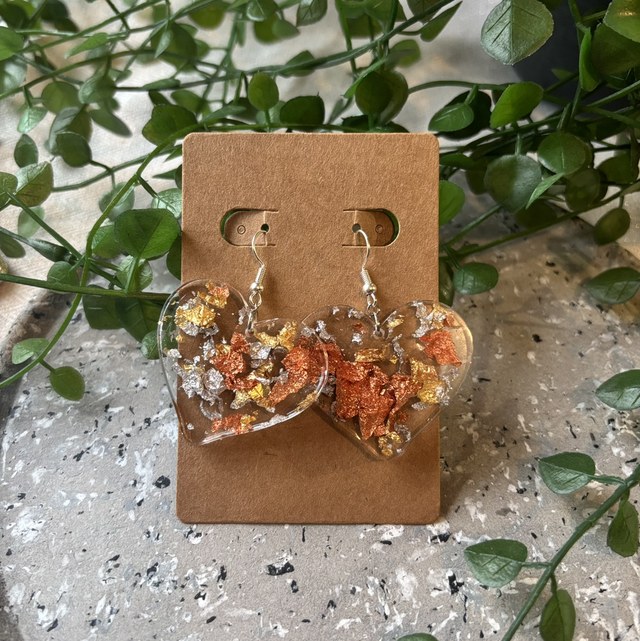 Boucles d’oreilles résine cœur argenté avec  feuilles doré argenté et rosé