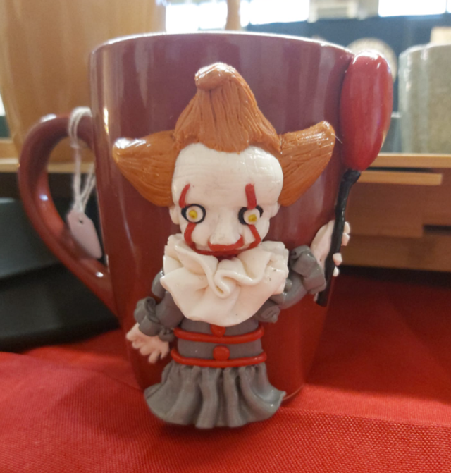 Pennywise, l’horreur en main