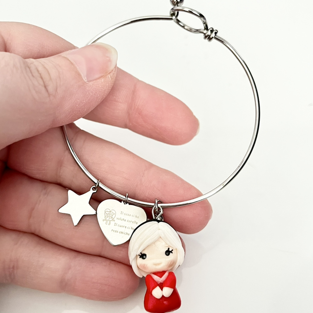 Bracciale rigido in acciaio inox con bambolina fan art in stile chibi