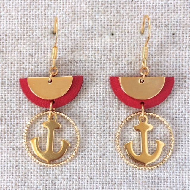 Boucles d’oreilles « Coda » dorées, cuir rouge