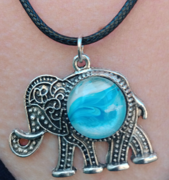 Pendentif éléphant cabochon peint