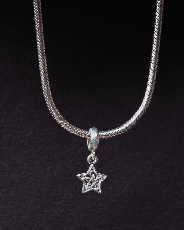 Berloque estrela trabalhada vazada