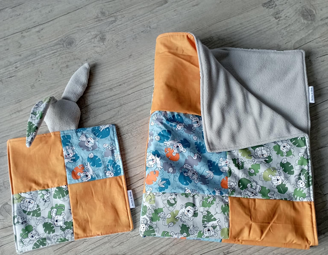Couverture patchwork et son doudou.