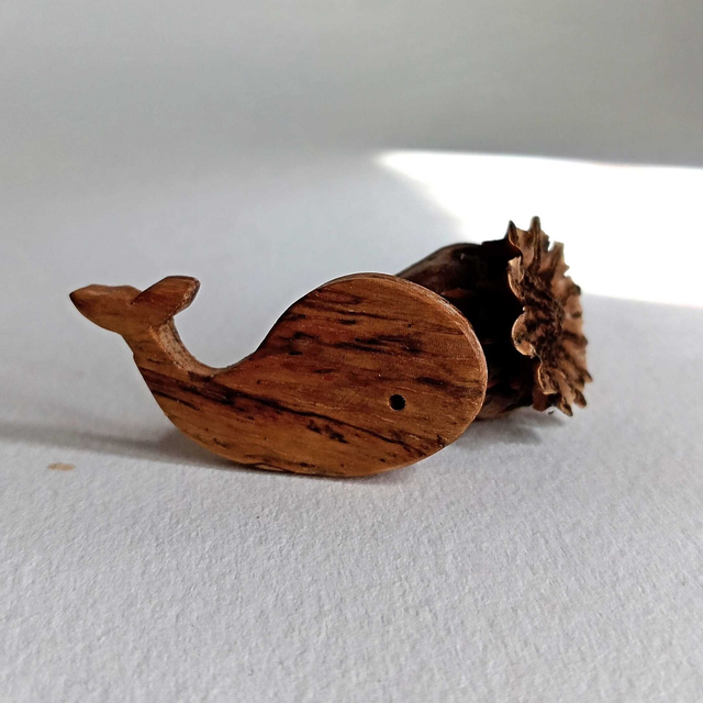 Broche baleine