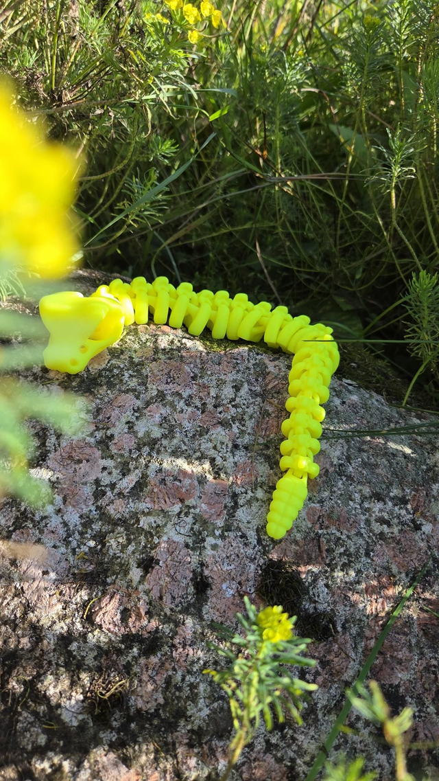 Häftig ledad orm / fidget toy i neongult