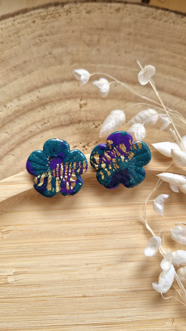 Flora - Boucles d'oreilles en pâte polymère et résine.  