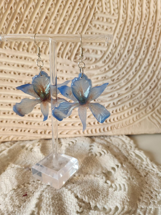 Boucles d'oreilles bleues orchidée résine 