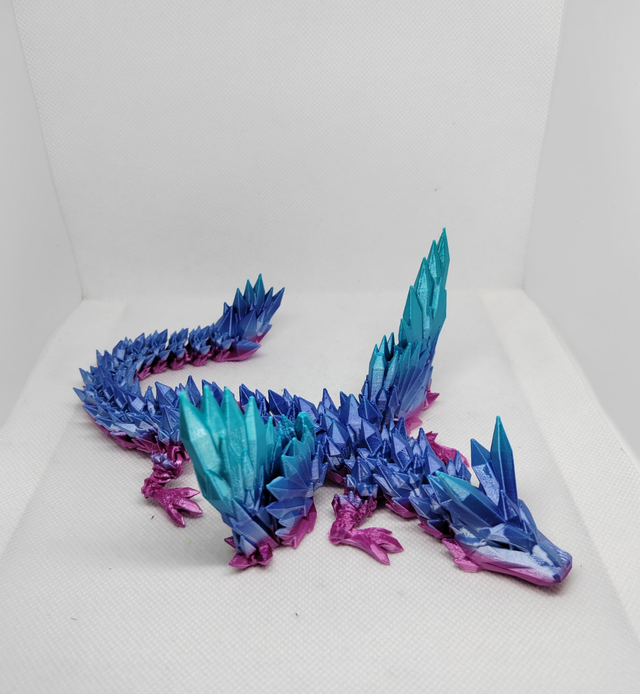 Dragon cristal avec des ailes 