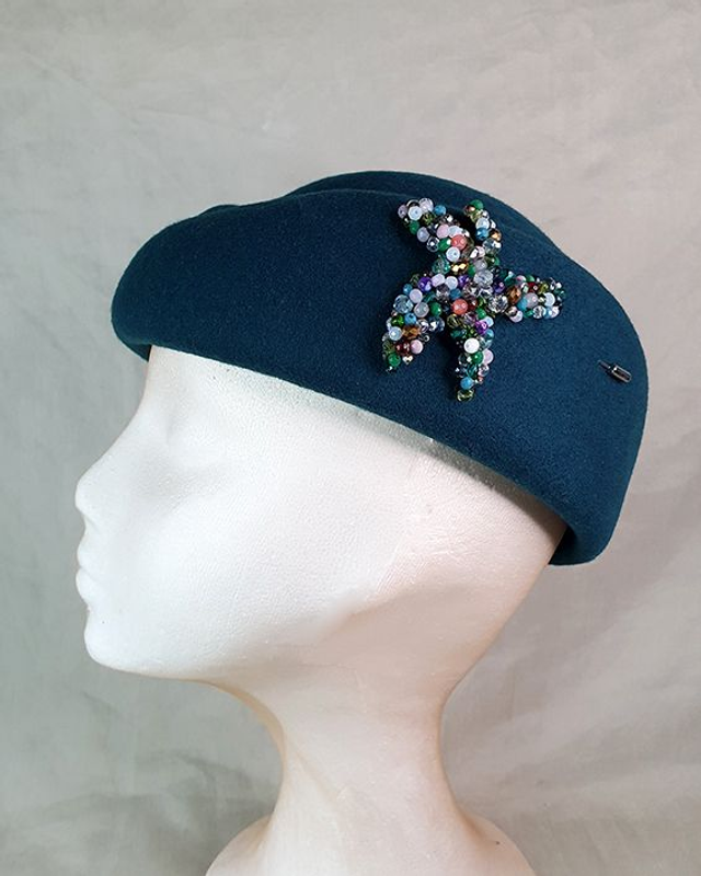 Marino casquete sombrero azul petroleo con broche estrella de pedrería