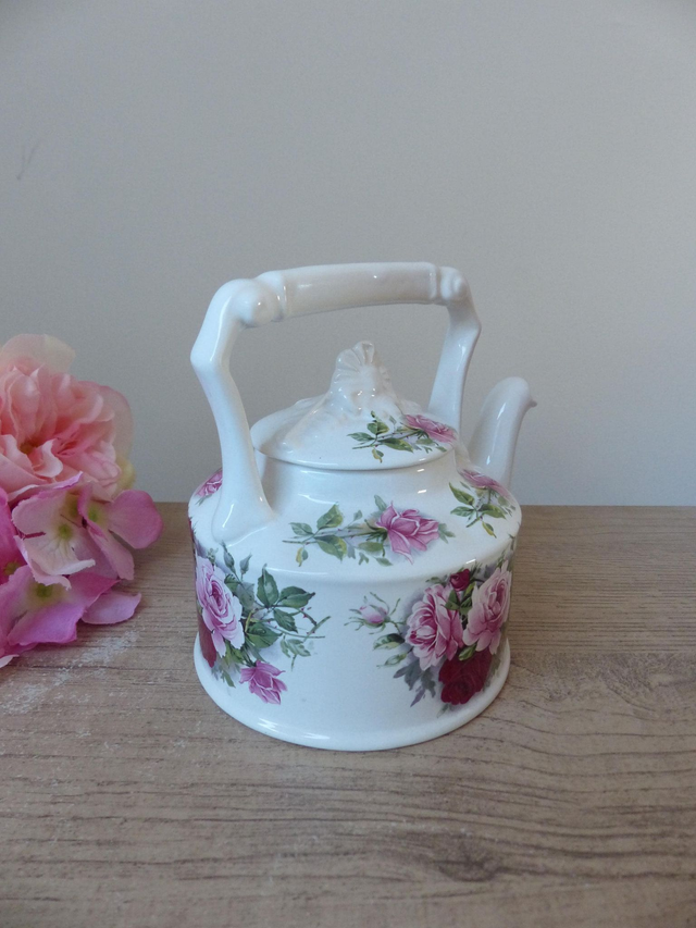 Théière romantique Vintage Arthur Wood – Élégance Made in England – Décor floral de roses rouges– Idée cadeau ou décoration cottage chic