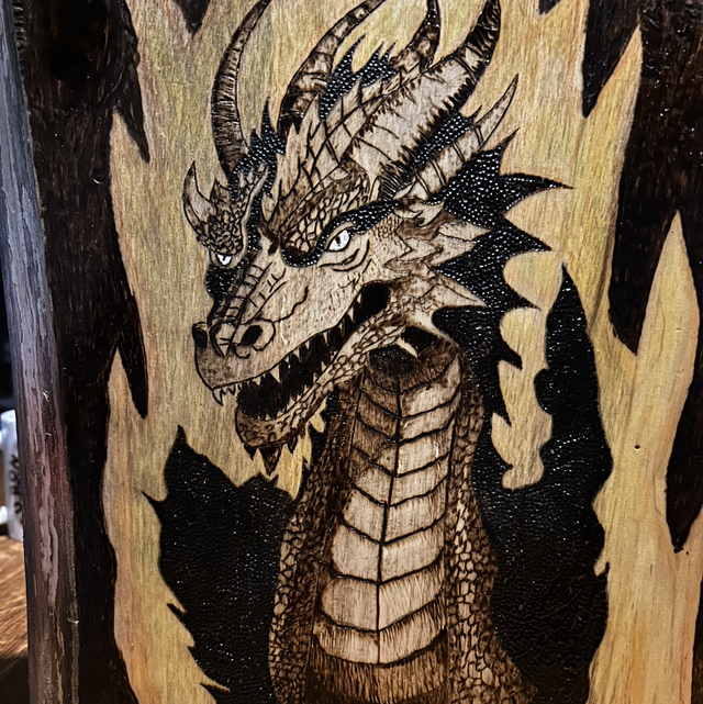 Dragon pyrograver et crayon de couleur le tout vernis dans du peuplier de 30mm