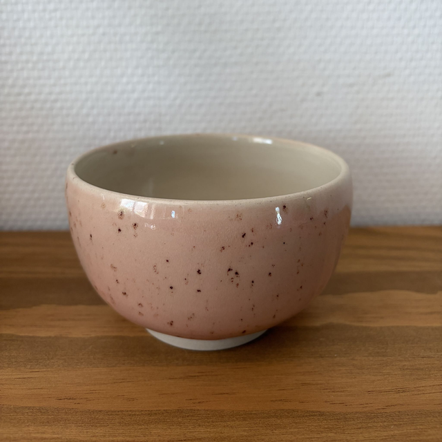 Bol artisanal en grès rose moucheté