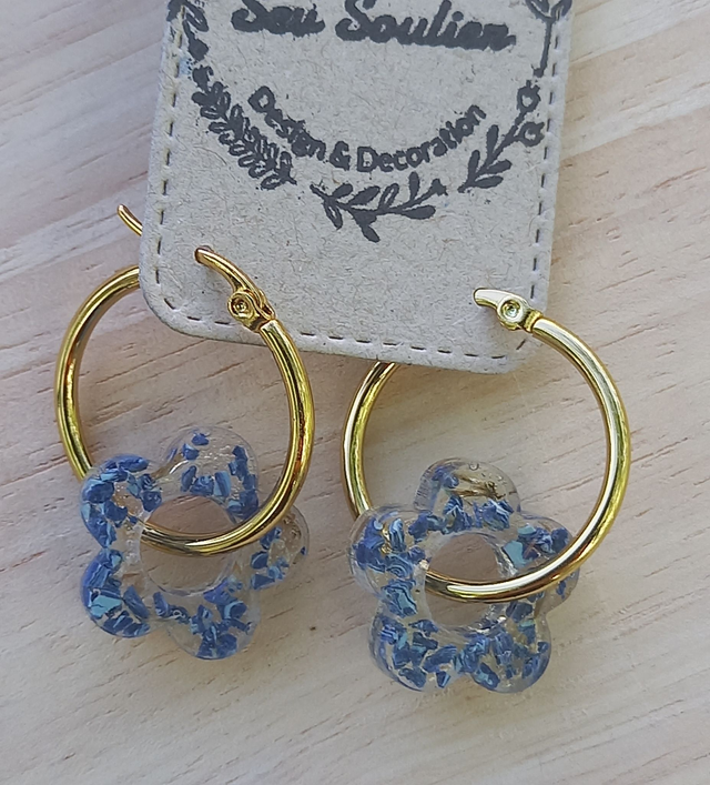 Boucles d&#039;oreilles - Créoles dorées Fleur Bleue