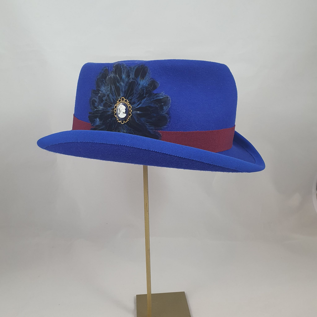 Trilby bleu et bordeau