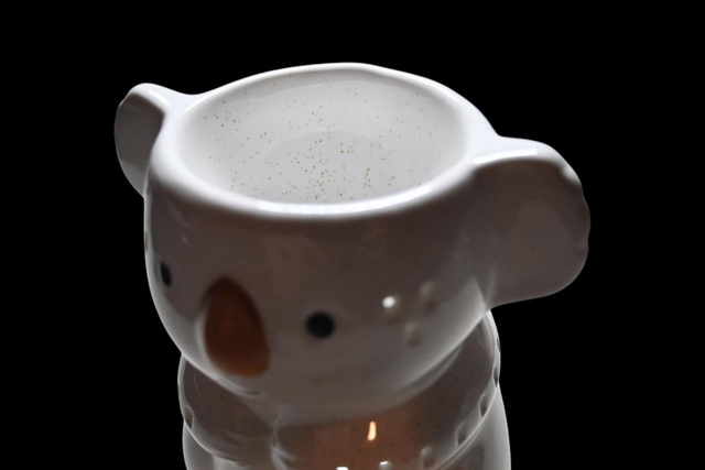 Brûle-parfum en céramique blanche en forme de koala.