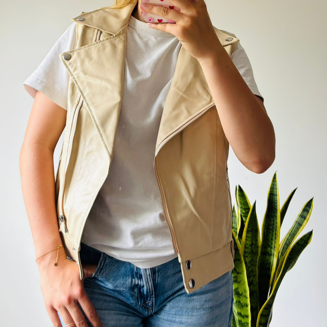 Beige nep leren gilletje 