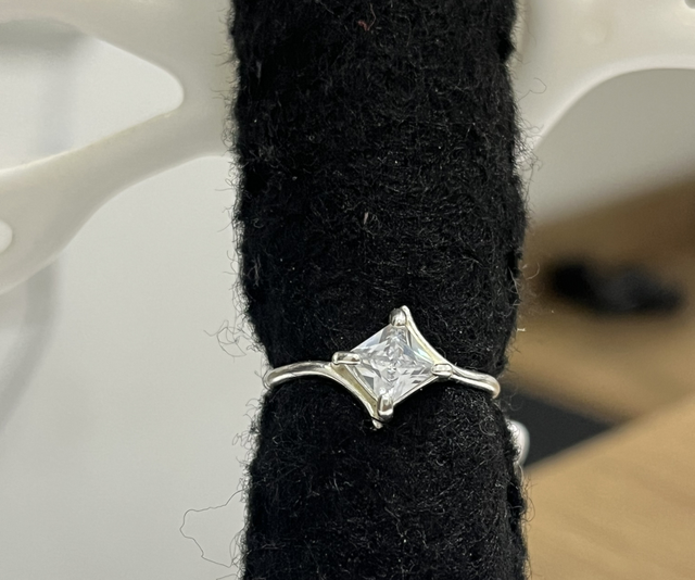 Anel solitário quadrado aro torto cristal