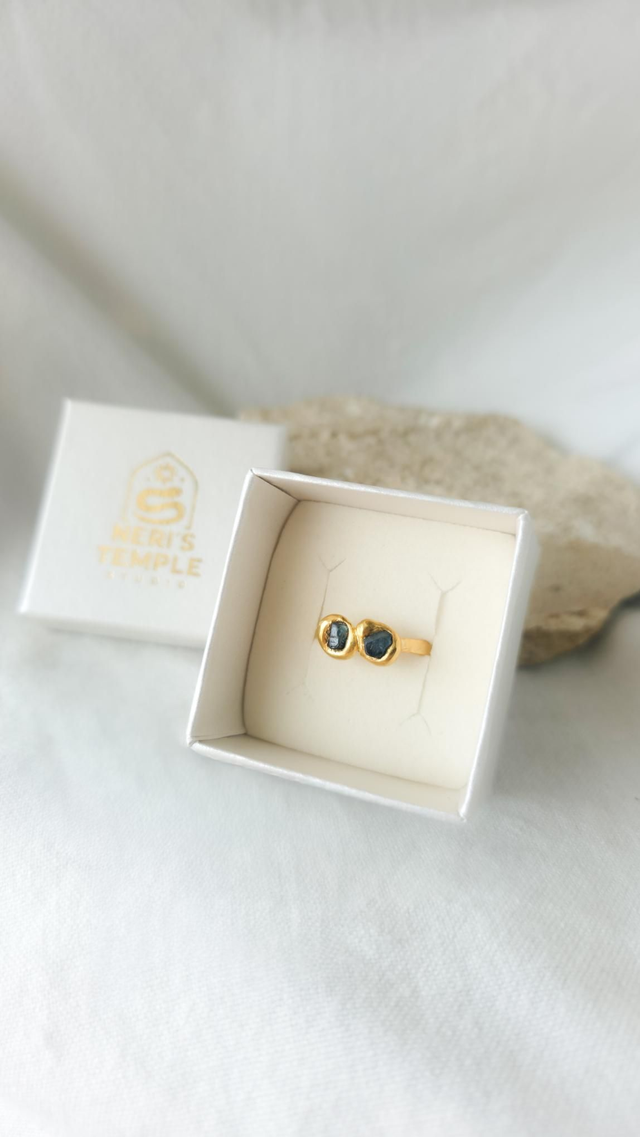 Anel com Duas Safiras Azuis em Bruto