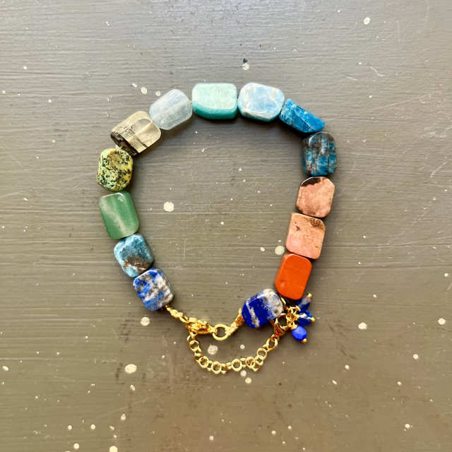 Bracelet en perles  multicolores en pierres semi précieuses 