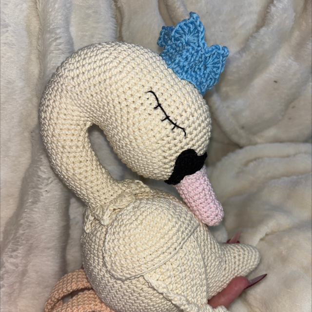 Cygne 🦢 avec une couronne 👑 