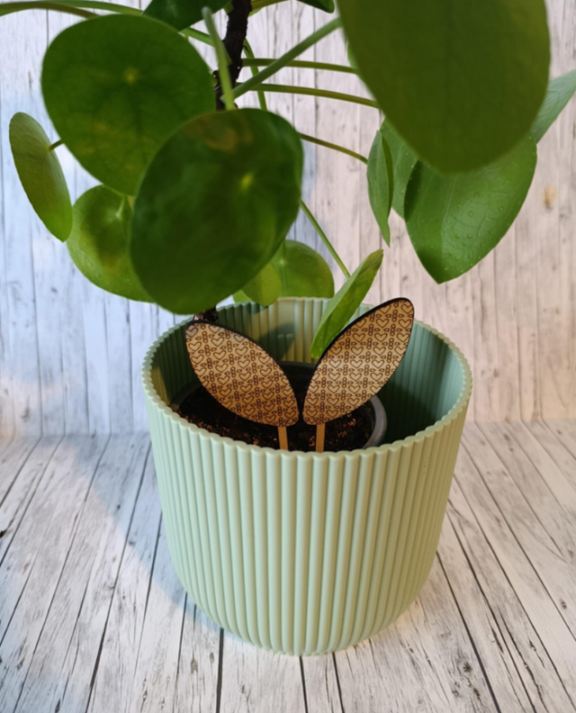 Blumenstecker aus Lindenholz – Hasenohren Gravur