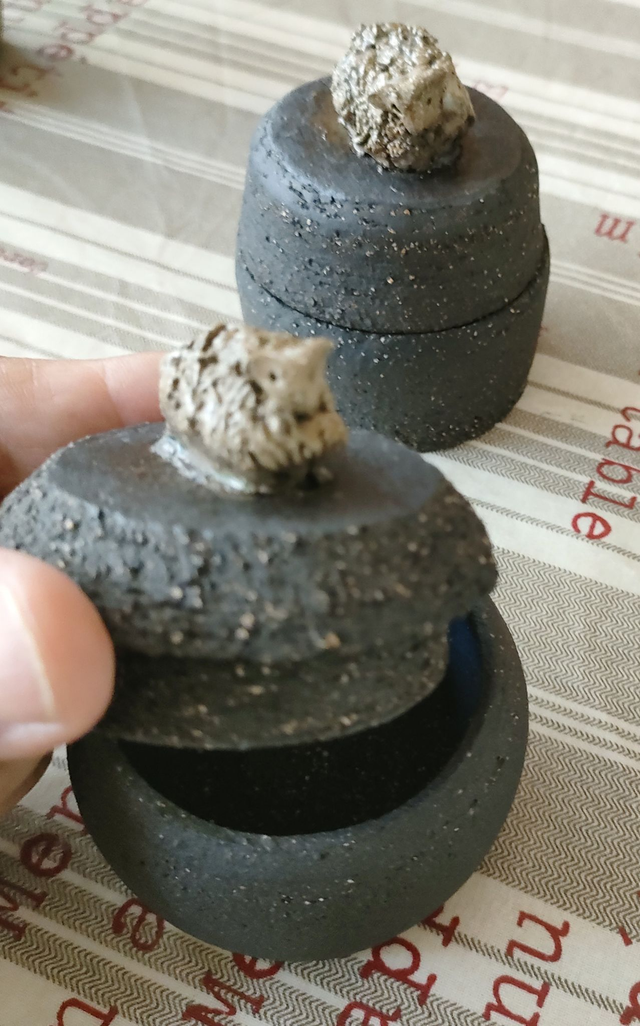 Boites en grès noir avec couvercle orné d'un mouton modelé