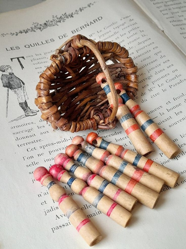 Quilles miniatures dans leur panier