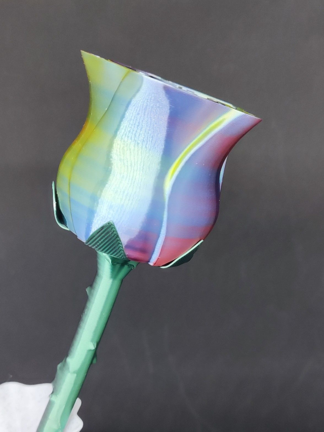 Rose décorative tricolore – Violet, Jaune, Bleu