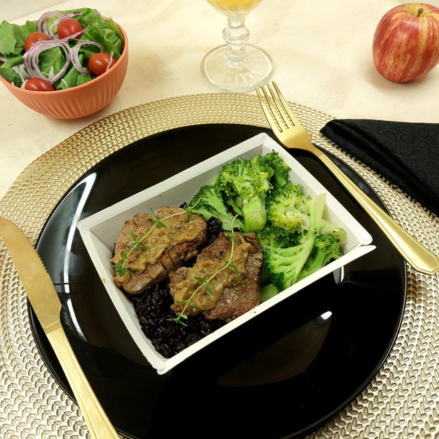 Filé mignon bovino c/ toque demostarda + Arroz negro + Brócolis