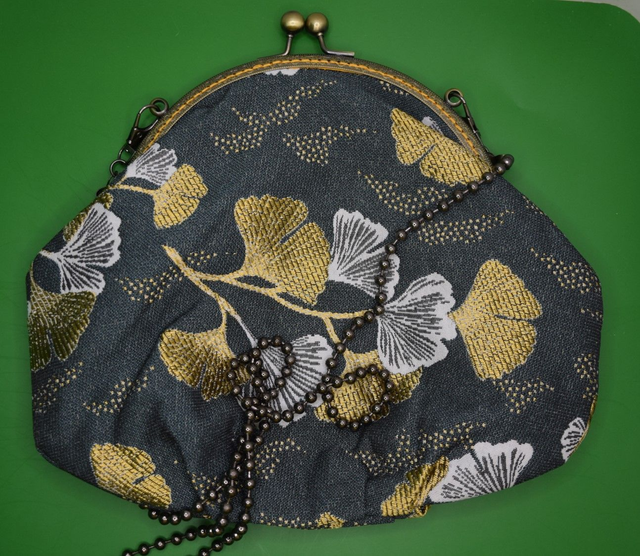 Tasche Gingko in Dunkelgrün und Gold  "als Umhängetasche oder Necessaire"