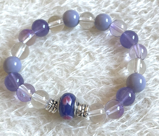 B39 - Bracelet perles verre ton violet et céramique