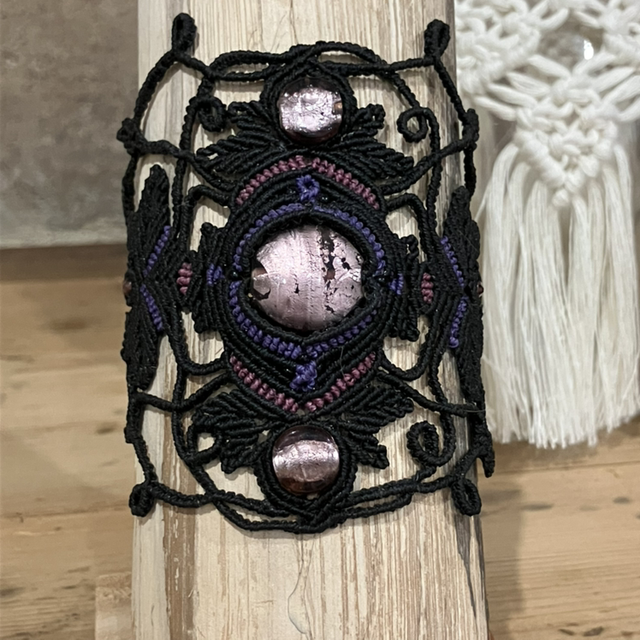 Manchette noire et violette