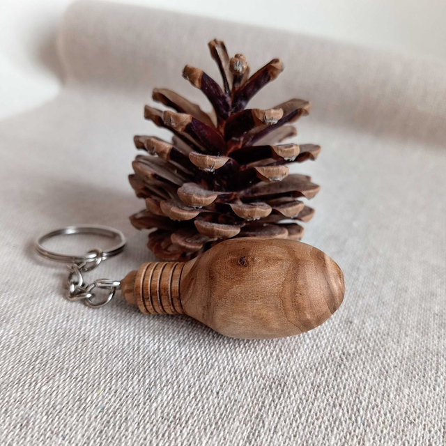 Porte clés ampoule en cerisier