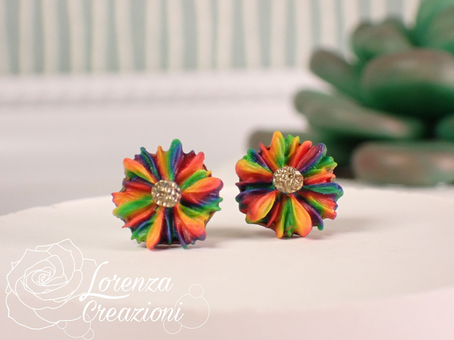 Orecchini a lobo floreali con fiore multicolore dai colori vivaci