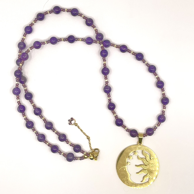 C25 - Collier perles améthyste pendentif soleil et lune