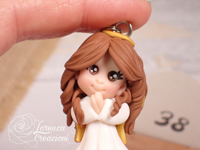 Angioletto custode tascabile n.
38 Portachiavi o charm, artigianale, pezzo unico. Modellato a mano argilla polimerica, made in Italy.
