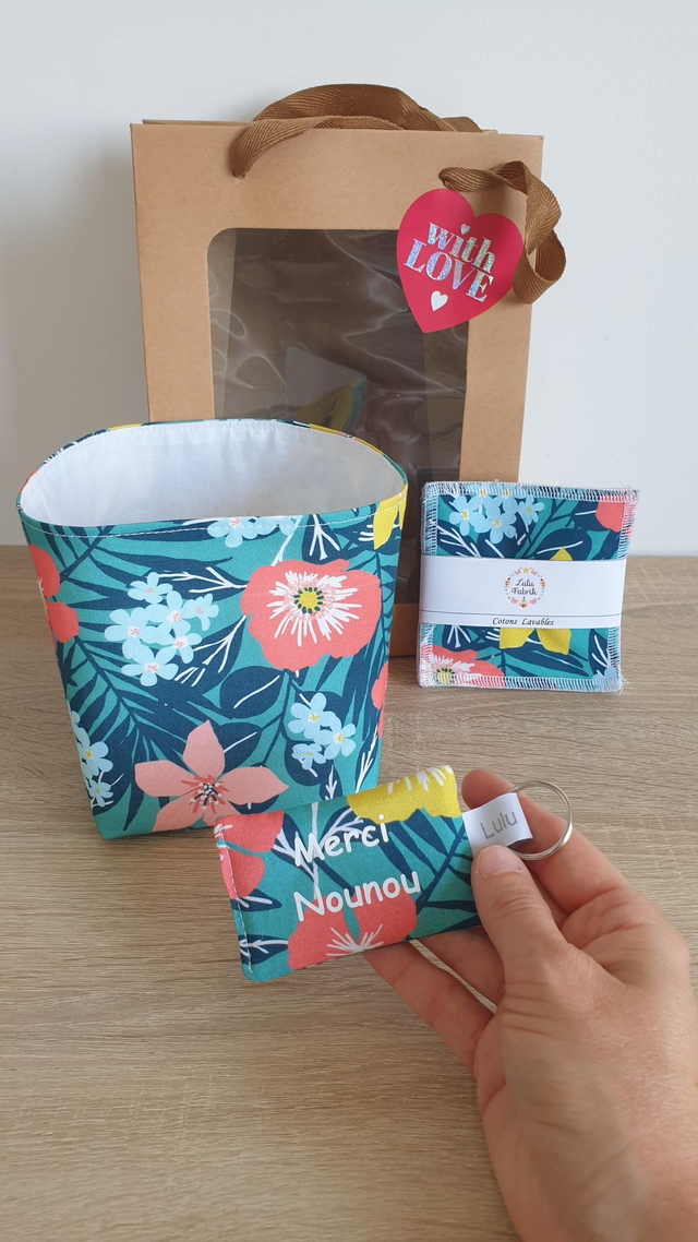 Coffret: panier +4 cotons + porte clés Merci Nounou (fleurs des îles)