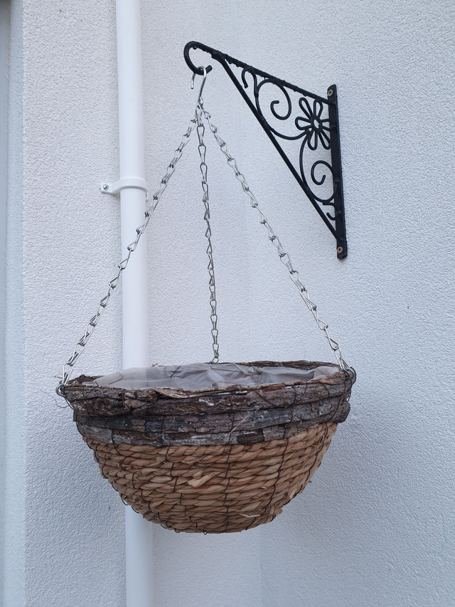 Oliver Medium Wicker Hanging Basket - 14" Round Basket